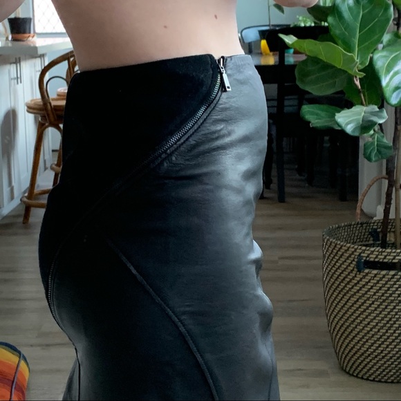 DONATED | Elie Tahari | Black Leather & Wool Skirt - Picture 7 of 7